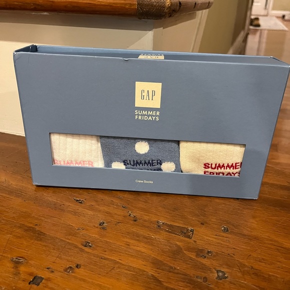 GAP x Summer Fridays logo crew sock set, NWT - Picture 3 of 4